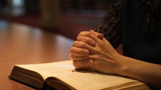 مشبك أصابعه فی المنام